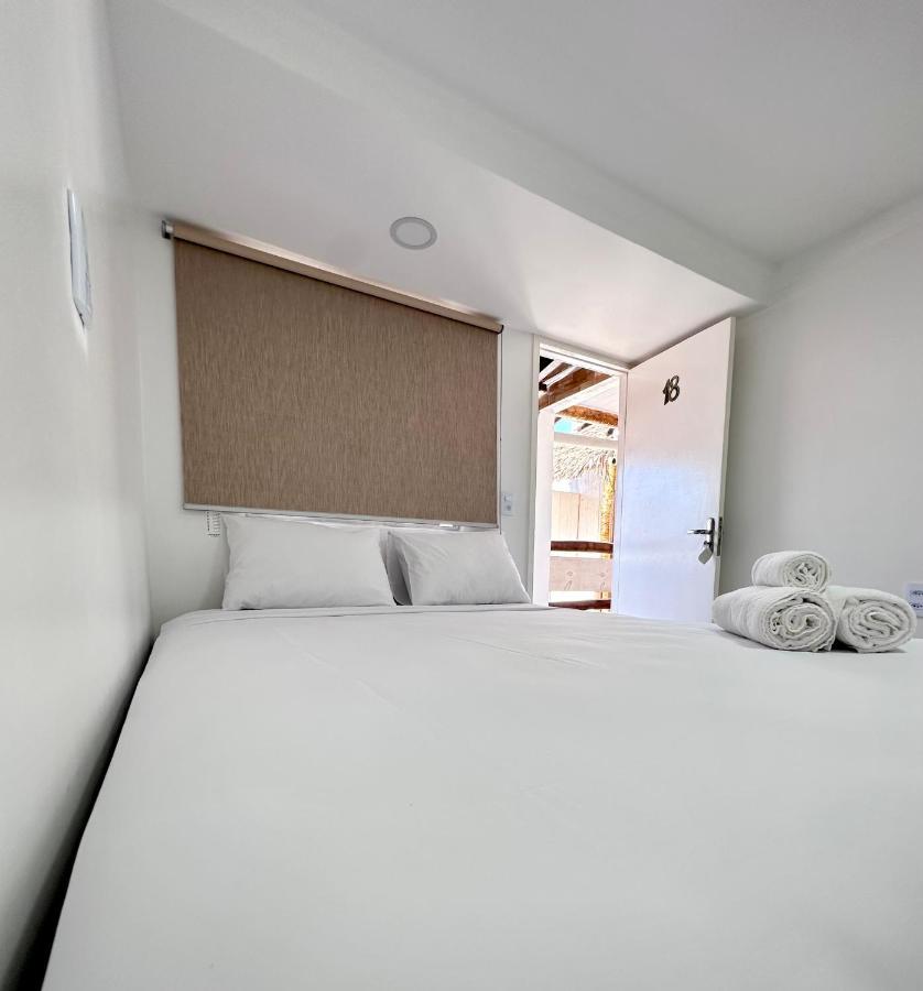 Quarto com Cama Queen-size e Vista da Piscina